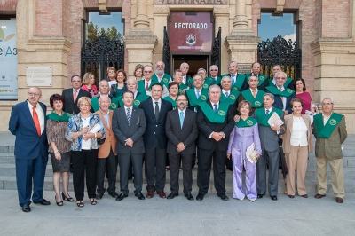 Miembros de la promocin y autoridades acadmicas  a la puerta del Rectorado