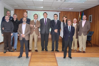 Foto de familia de autoridades asistentes a la inauguracin de las dos nuevas salas de Rabanales