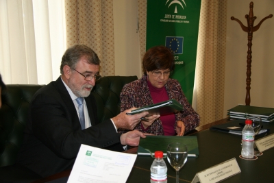 El rector y la consejera durante el acto de la firma