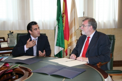 ngel Mara Arvalo y el rector conversan minutos antes de la firma del convenio