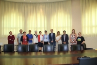 Foto de familia de la reunin celebrada en el Rectorado. En el centro, la vicerrectora de Relaciones Internacionales de la UCO, Nuria Magaldi y el director de la ORI, Antonio Raign.