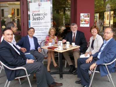 Directivos universitarios consumen productos de comercio justo en la cafetera del Rectorado