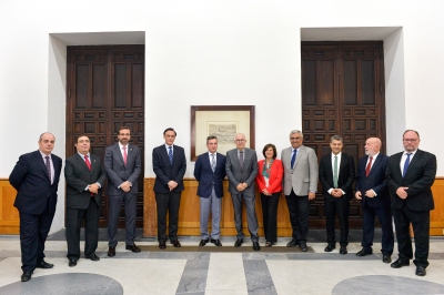 Los consejeros de Economa, Innovacin, Ciencia y Empleo, Jos Snchez Maldonado, y de Igualdad, Salud y Polticas Sociales, Mara Jos Snchez Rubio, con los rectores de las universidades andaluzas con docencia en el rea sanitaria.