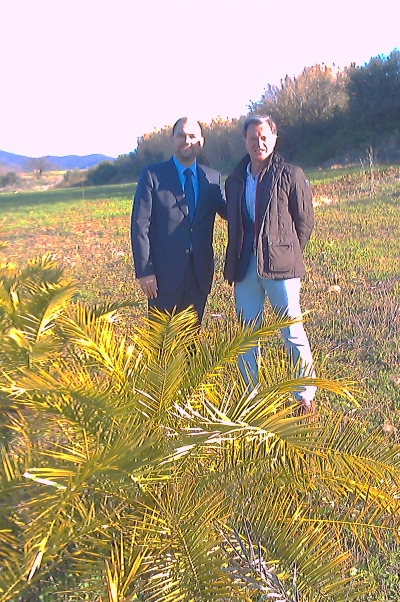 Enrique Quesada (izq) y Rafael Jordano junto a una de las palmeras donadas