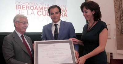 Rafael Anson entrega el diploma de designacin al alcalde y  a la presidenta de la Diputacin