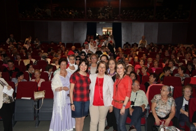 La vicerrectora de Vida Universitaria y Responsabilidad Social, Rosario Mrida (la primera por la derecha), con representantes de Manos Unidas y de la Asociacin de Centros de Cultura Popular y Promocin de la Mujer, al inicio de la representacin