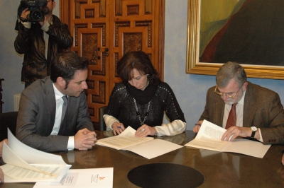 Un momento de la firma de los convenios