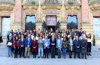 Foto de familia de autoridades acadmicas y alumnado galardonado