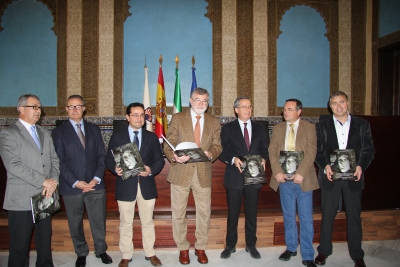 Autoridades y responsables de la edicin del libro minutos antes de su presentacin