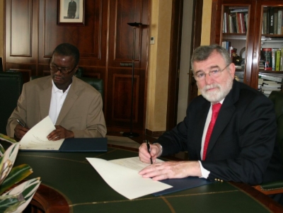 El rector de la Universidad de Crdoba, Jos Manuel Roldn y director general de la Escuela de Minas, Industria y Geologa de Niamey (Niger), Iliassou Alzouma Boubacar