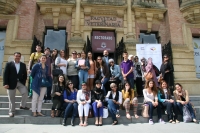 Estudiantes saudes y espaoles, juntos a la puerta del Rectorado