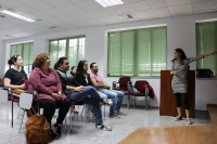 Alumnos del taller escuchan las explicaciones de la profesora 