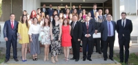 Foto de familia de profesorado y alumnos 