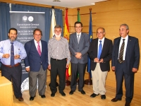 En la foto, de izq. a dcha. Antonio Jess Gonzalez (Coordinador de la Ctedra del Medio Ambiente-ENRESA UCO), Eugenio Domnguez (Rector de la UNIA), Agustn Martn (Catedrtico de Estratigrafa de la Universidad de Granada), Manuel Blzquez, Juan Antonio Vera (Profesor Emrito de la Universidad de Granada) y Arturo Gonzlez (Director Gerente de la Fundacin ENRESA)