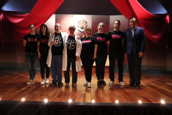 Las finalistas de la tercera edición del certamen junto con el rector de la Universidad de Córdoba José Carlos Villamandos durante la Gala de la Noche Europea de los Investigadores 