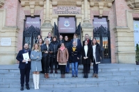 El vicerrector de Investigación y Desarrollo Territorial, Enrique Quesada, y la profesora Mª Elena Gómez Parra, junto a otros integrantes del proyecto TEACUP.