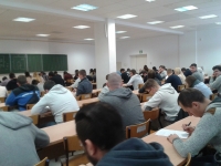 Alumnado realizando las encuestas en clase