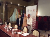 De izquierda a derecha, Luis Medina, Ramin Jahanbegloo y Manuel Torres en la presentacin del curso