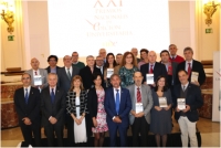 Foto de familia de autoridades y premiados 