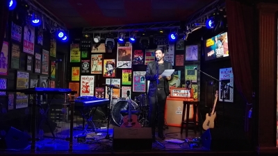 El director del Aula de Rock, Javier Estvez, da la bienvenida al pblico asistente al concierto.