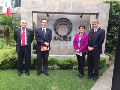 Isaac Tunez y Jose Carlos Gmez Villamandos ( primero y segundo por la izquierda) con miembros de Anuies