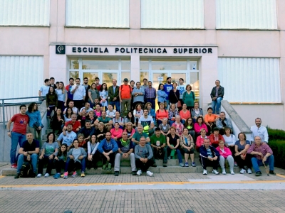 Foto de familia de participantes en la actividad.