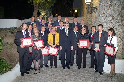 La Facultad de Derecho y Ciencias Econmicas y Empresariales  expresa pblicamente su reconocimiento a las empresas, instituciones y personas que han colaborado activamente en los ltimos aos con el centro.