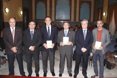 Foto de familia de autoridades asistentes a la presentacin del libro