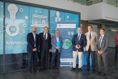 Autoridades asistentes a la inauguracin de la oficina de la empresa Internet of Things 