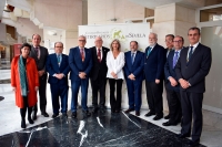 Foto de familia de los colegiados de honor con los presidentes de los Colegios Profesionales de Andaluca