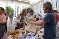 La vicerrectora de Vida Universitaria y Responsabilidad Social, Rosario Mrida, adquiere uno de los productos ofertados en el Mercadillo de la Feria de Consumo Responsable