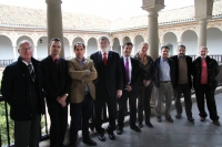 Directivos y personal universitario en el Claustro de Derecho. Al fondo a la izquierda la cubierta restaurada.