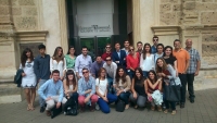 Miembros del laboratorio en la puerta del Parlamento