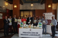 Autoridades en el hall del Rectorado celebrando el Da de las Univerisdades Saludables