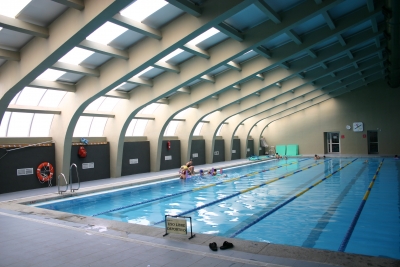 Piscina cubierta en el campus de Rabanales