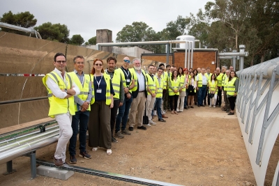 Foto de familia durante la visita a la instalación en el campus Rabanales