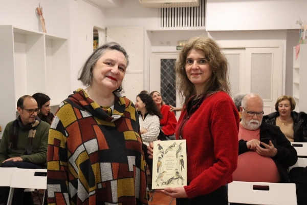 Las traductoras Alicia Martorell (izq.) y Dulcinea Otero-Piñeiro (dcha.), ayer, durante la presentación en la librería La República de las Letras.