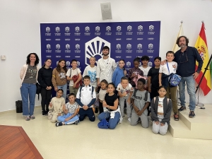 Damián Moreno junto al alumnado del colegio Mirasierra de Córdoba