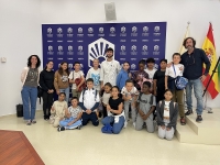 Damián Moreno junto al alumnado del colegio Mirasierra de Córdoba
