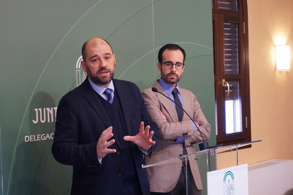 El vicerrector de Investigación y Desarrollo Territorial de la Universidad de Córdoba, Enrique Quesada (Izqd.) y el delegado de Empleo y Economía de la Junta de Andalucía, Ángel Herrador, durante la presentación de las nuevas líneas de financiación.