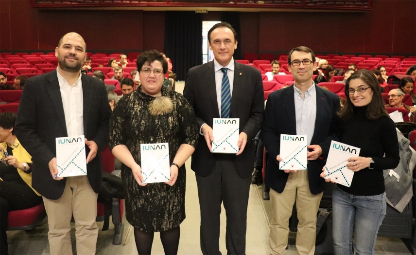 De izquierda a derecha Enrique Quesada, vicerrector de Investigación y Desarrollo Territorial, Mª Paz Aguilar, decana de la Facultad de Ciencias; el rector de la Universidad de Córdoba, José Carlos Villamandos, Mercedes Sánchez, del Comité Organizador y Francisco J. Romero, director del IUNAN.