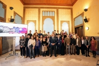 Foto de familia de los investigadores noveles con el rector Manuel Torralbo